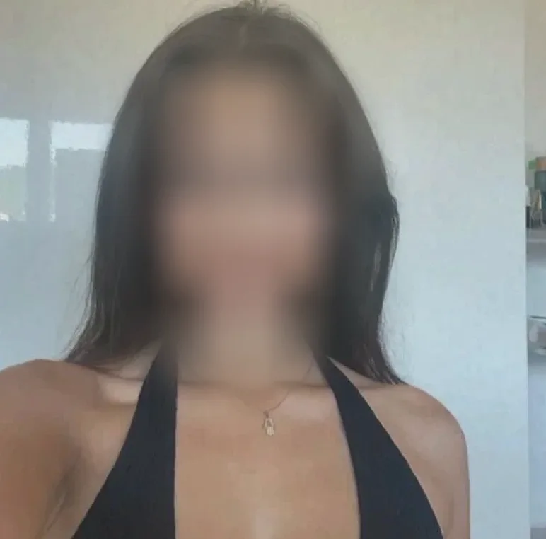Ela, 23